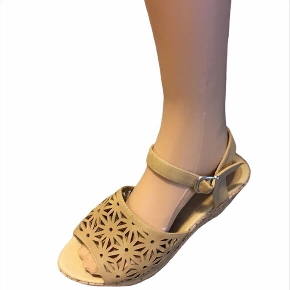 Via Veneto Size 8 Beige Wedges - Picture 6 of 15